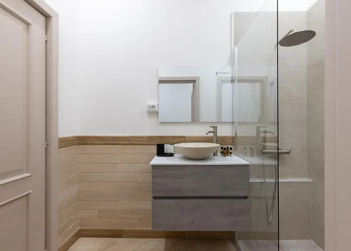 - Parione House *