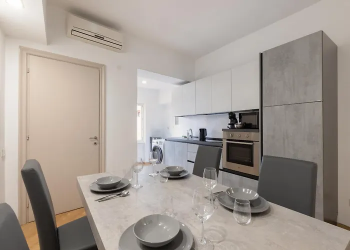 - Parione House